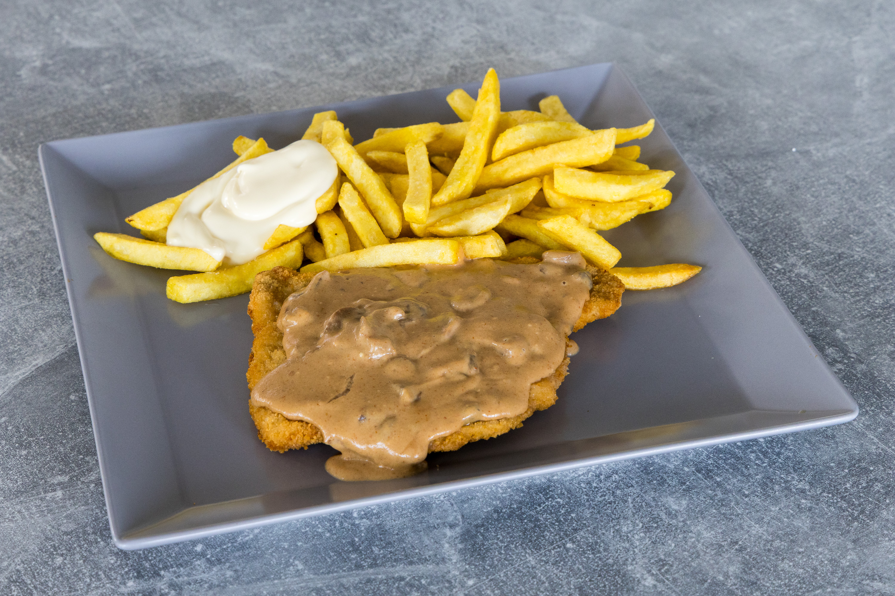 Jägerschnitzel + Pommes